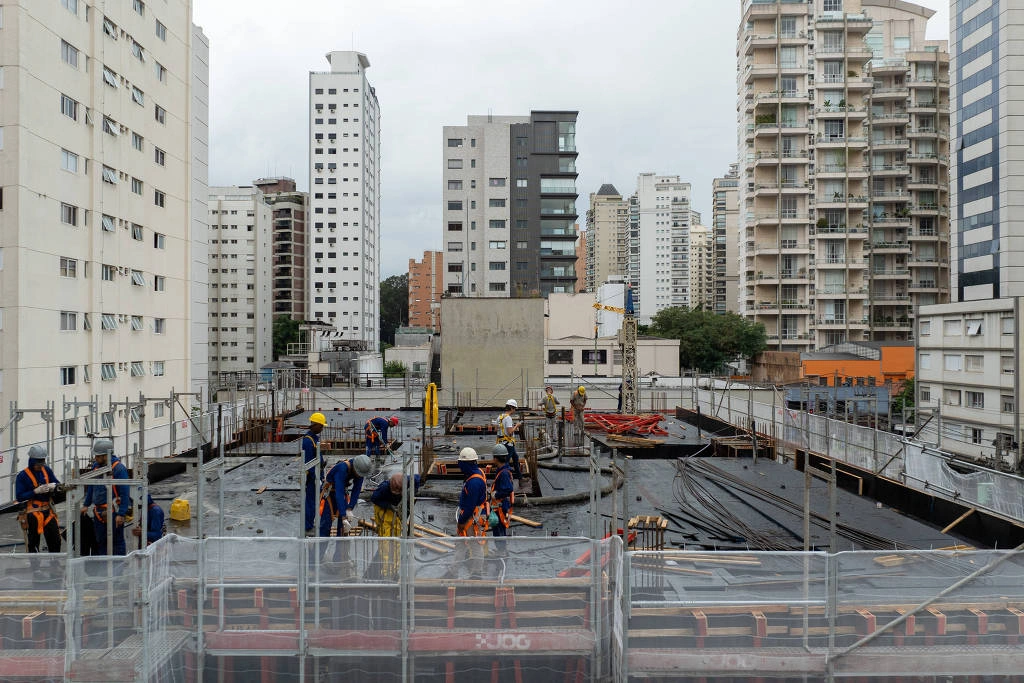 Operários trabalham na construção de prédio em São Paulo