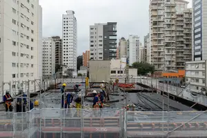 Operários trabalham na construção de prédio em São Paulo (Foto: Danilo Verpa)