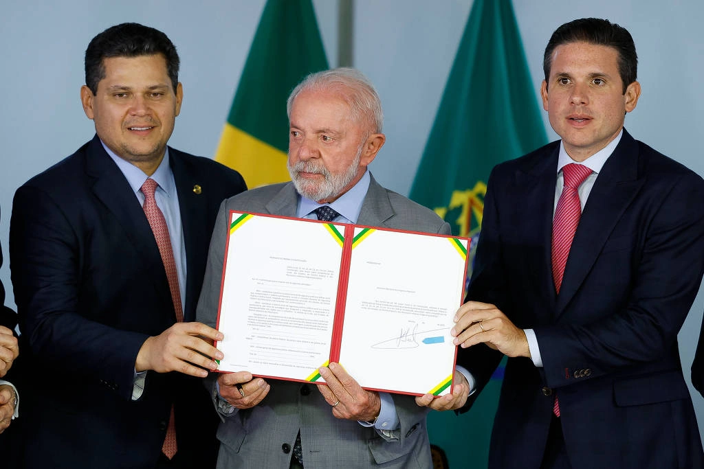 Os presidentes do Senado, Davi Alcolumbre (União-AP); da República, Lula (PT); e da Câmara, Hugo Motta (Republicanos-PB), durante cerimônia no Palácio do Planalto