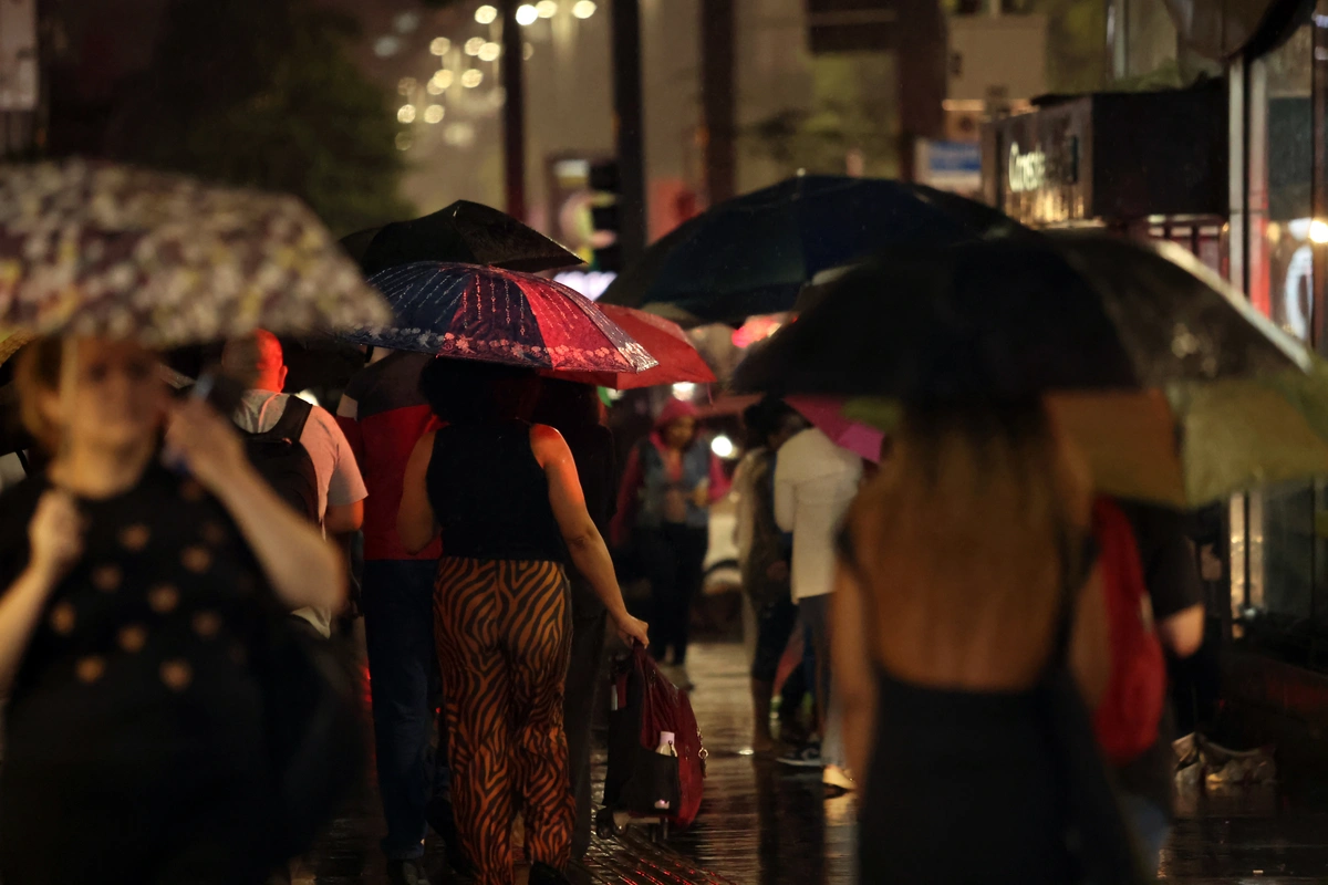 Pessoas durante chuva na Avenida Paulista - São Paulo (SP), 31/03/2025