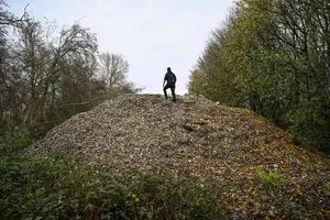 Pilha de lixo ilegal perto de Kidlington, Oxfordshire, na Inglaterra (Foto: Justin Tallis - 16.nov.25/AFP)