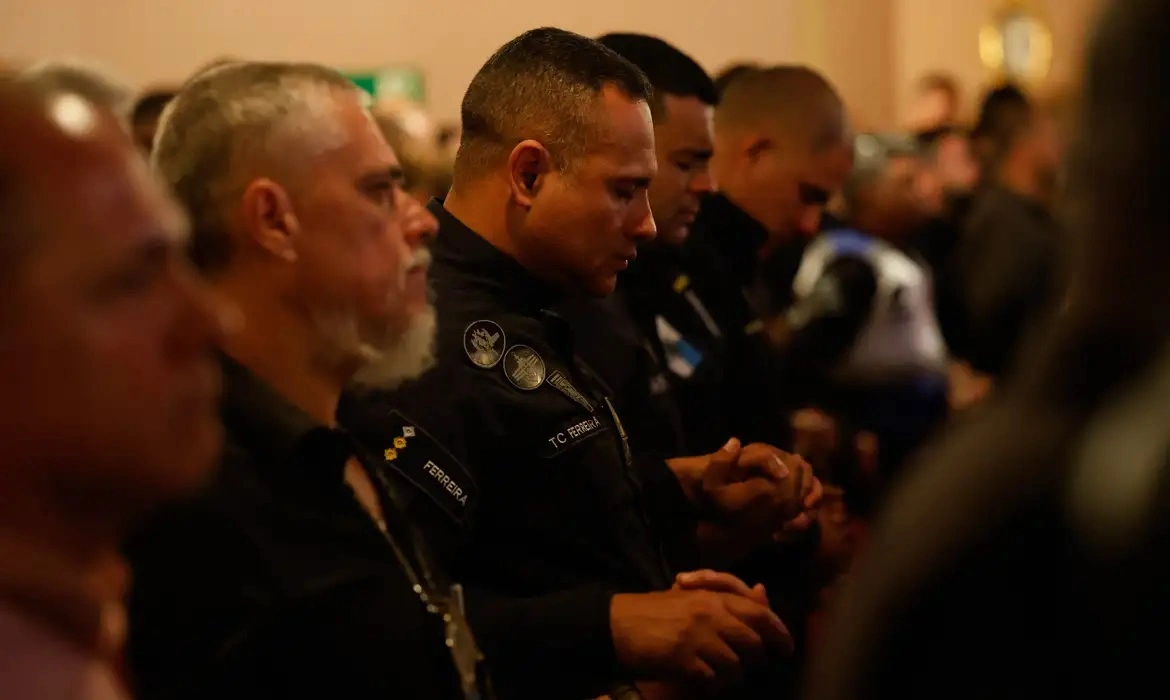 Policiais e amigos em oração no Rio de Janeiro
