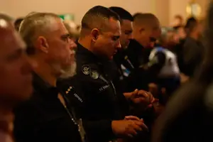 Policiais e amigos em oração no Rio de Janeiro (Foto: Agência Brasil)