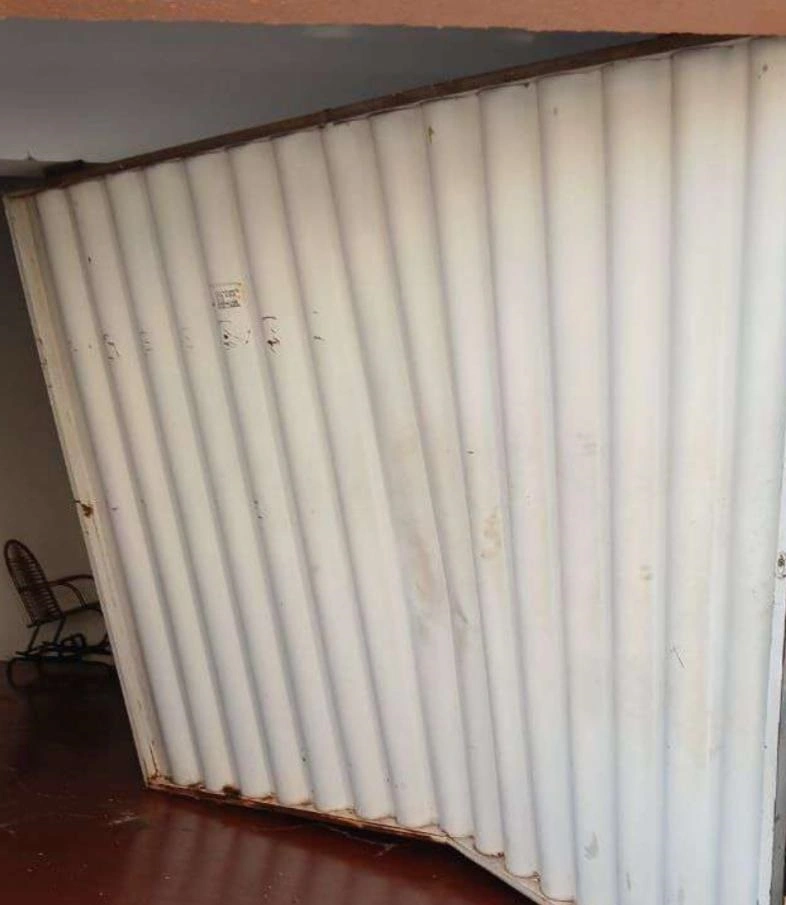 Portão da residência teria sido arrombado pelo suspeito