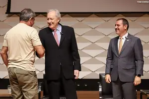 Ricardo Lewandowski e o diretor-geral da PF, Andrei Rodrigues, durante homenagem a policiais federais (Foto: Tom Costa/MJSP)