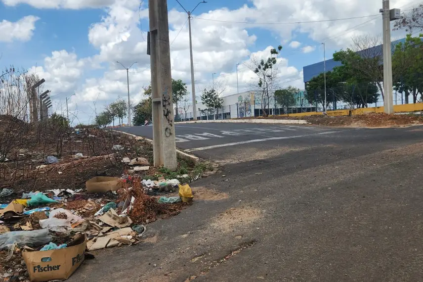 Rua Amadeus Paulo com o cruzamento com o Céu Norte