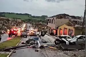 Temporal causa destruição em Rio Bonito do Iguaçu (PR), no final da tarde de sexta-feira (7). Na cidade, quatro pessoas morreram e há desaparecidos (Foto: Reprodução/Portal Paraná Central)