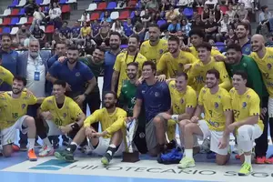 Time do Brasil se preparando para a foto com o troféu do Torneio Quatro Nações. (Foto: Reprodução/Youtube)