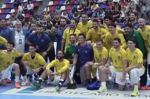 Time do Brasil se preparando para a foto com o troféu do Torneio Quatro Nações. (Foto: Reprodução/Youtube)