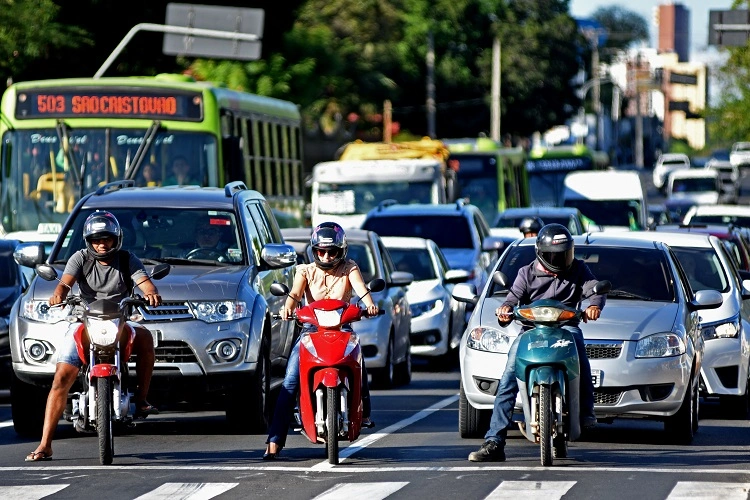 Veículos em avenida de Teresina