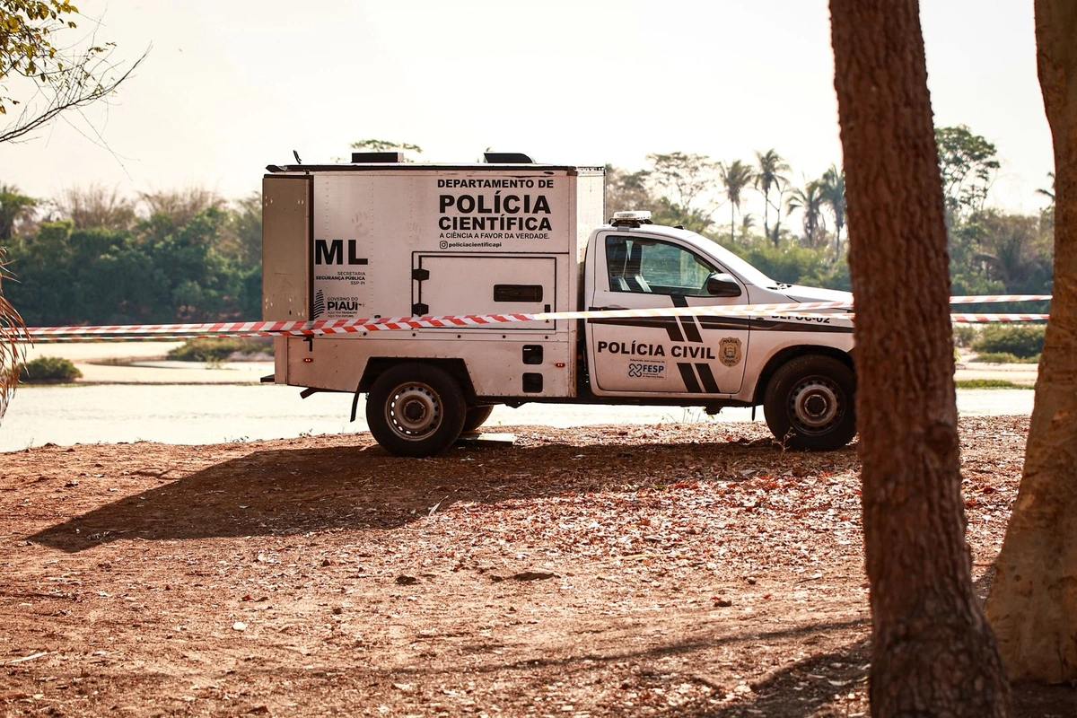 Viatura do IML na beira do Rio Parnaíba