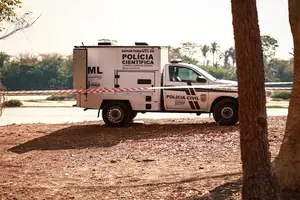 Viatura do IML na beira do Rio Parnaíba (Foto: SSP-PI)