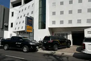 Viatura do TCE-PI e da Polícia Federal com as equipes na Semec (Foto: Reprodução)