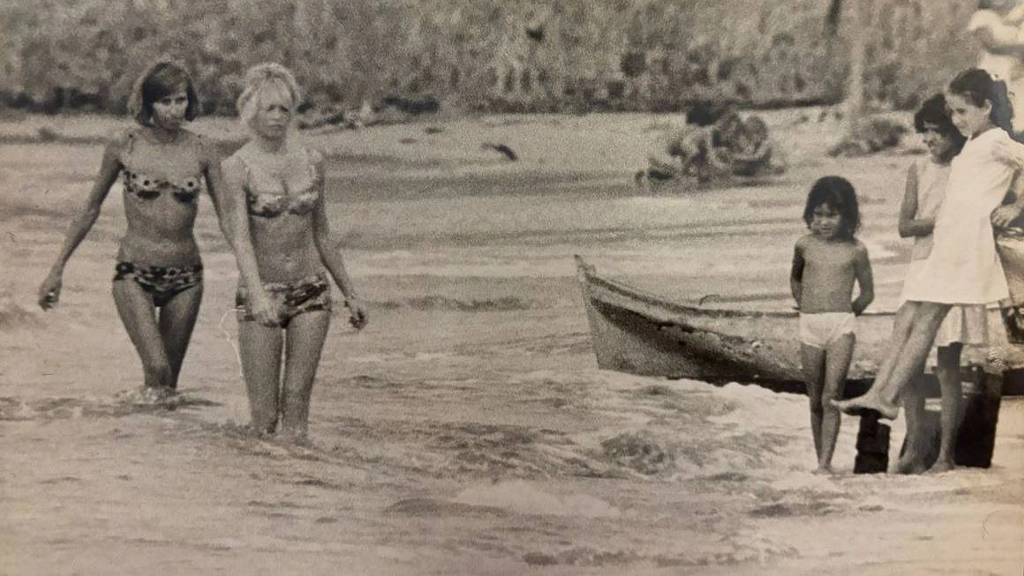 A atriz francesa Brigitte Bardot fotografada por Darcy Ribeiro em Búzios, no Rio de Janeiro, em 1964