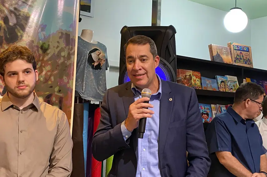 A Livraria Entrelivros foi palco, em noite prestigiada, do lançamento do livro “Conceito de Justiça em Paul Ricoeur: o sentido ético do ato de julgar”, de autoria do advogado da União Ricardo Resende de Araújo. O evento reuniu colegas da Advocacia-Geral da União do Piauí e de Brasília, além de advogados, professores, membros do Ministério Público e integrantes do Rotary Club Piçarra.