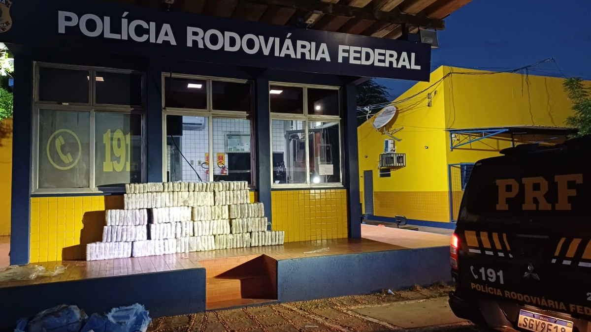 A Polícia Rodoviária Federal (PRF) apreendeu, no final da tarde desta terça-feira (23), cerca de 200 quilos de skunk