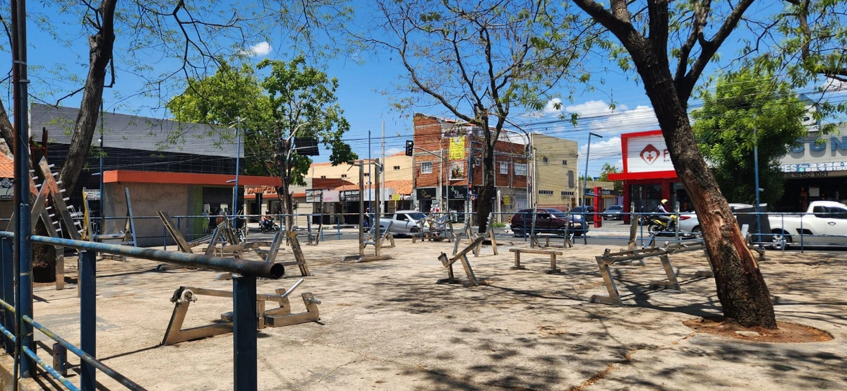 Academia abandonada na Avenida Principal do Dirceu em Teresina