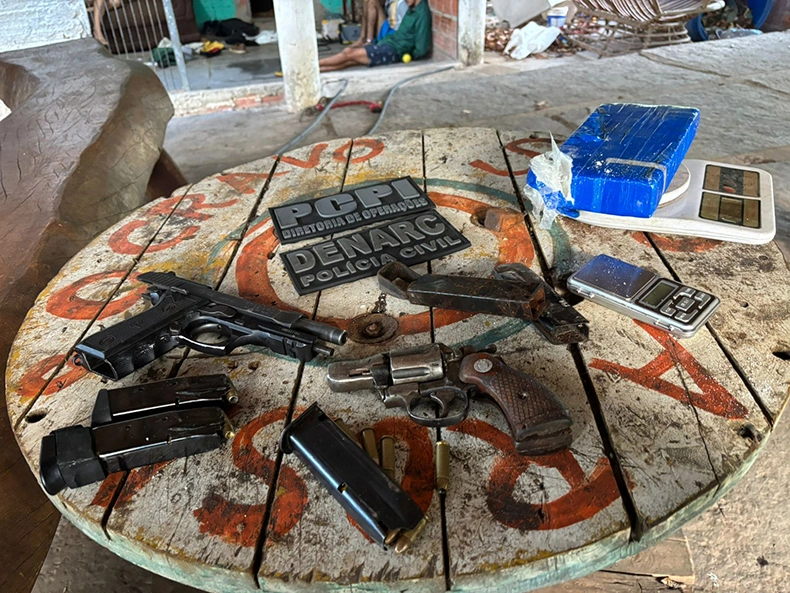 Armas e drogas apreendidas no sítio em Timon