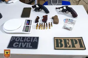 Armas , munições, drogas e balança apreendidos pelo BEPI e Polícia Civil (Foto: BEPI)