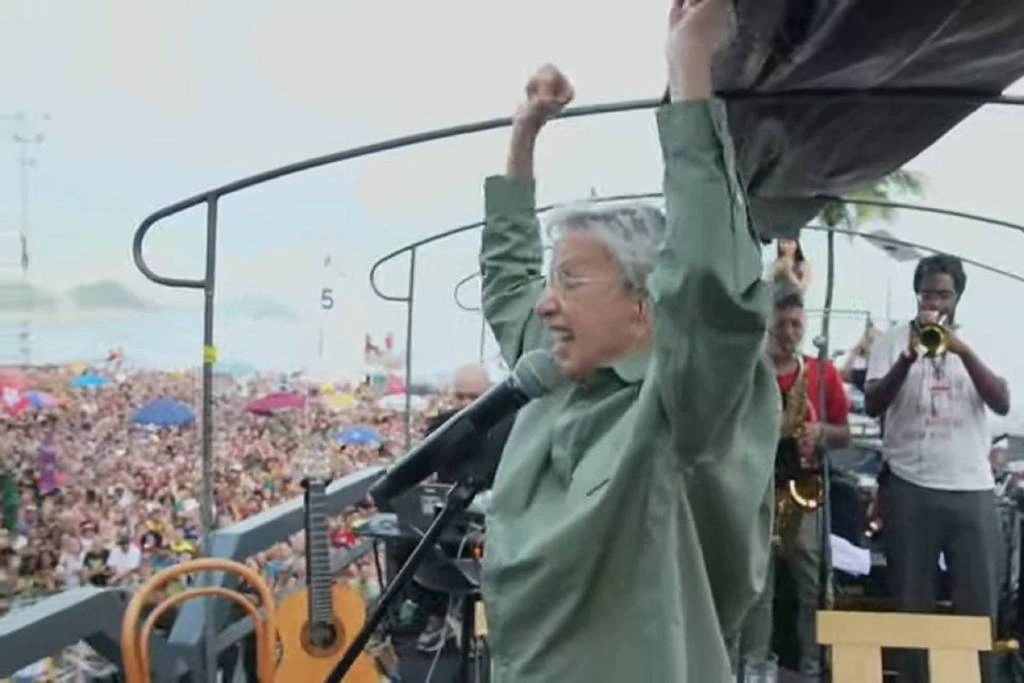 Caetano Veloso em ato musical em Copacabana, no Rio de Janeiro, contra o Congresso e o PL da Dosimetria