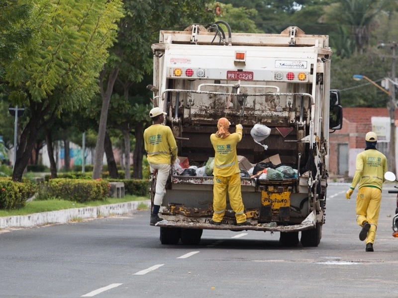 Caminhão de lixo em Teresina