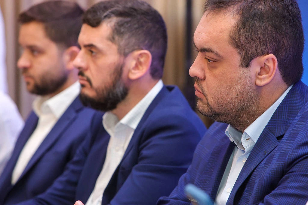 Cláudio Castro (à direita), Rodrigo Bacellar (ao centro) e Thiago Pampolha (à esquerda) durante reunião em 2024