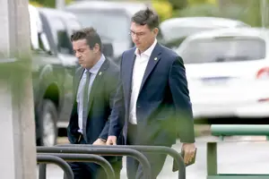 Flávio Bolsonaro (à dir.) ao deixar a sede da Superintendência da PF em Brasília, onde o pai está preso (Foto: Pedro Ladeira)
