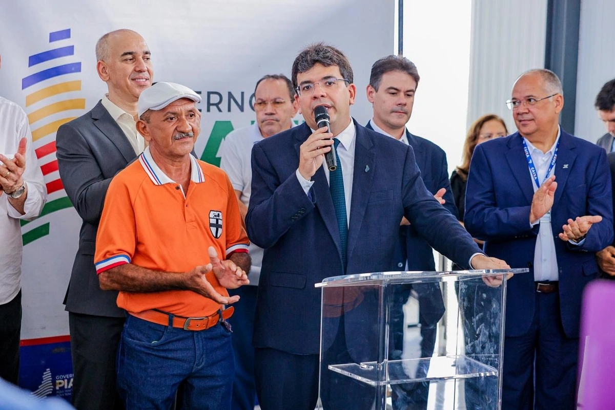 Governador Rafael Fonteles inaugurando a Estação Renascença