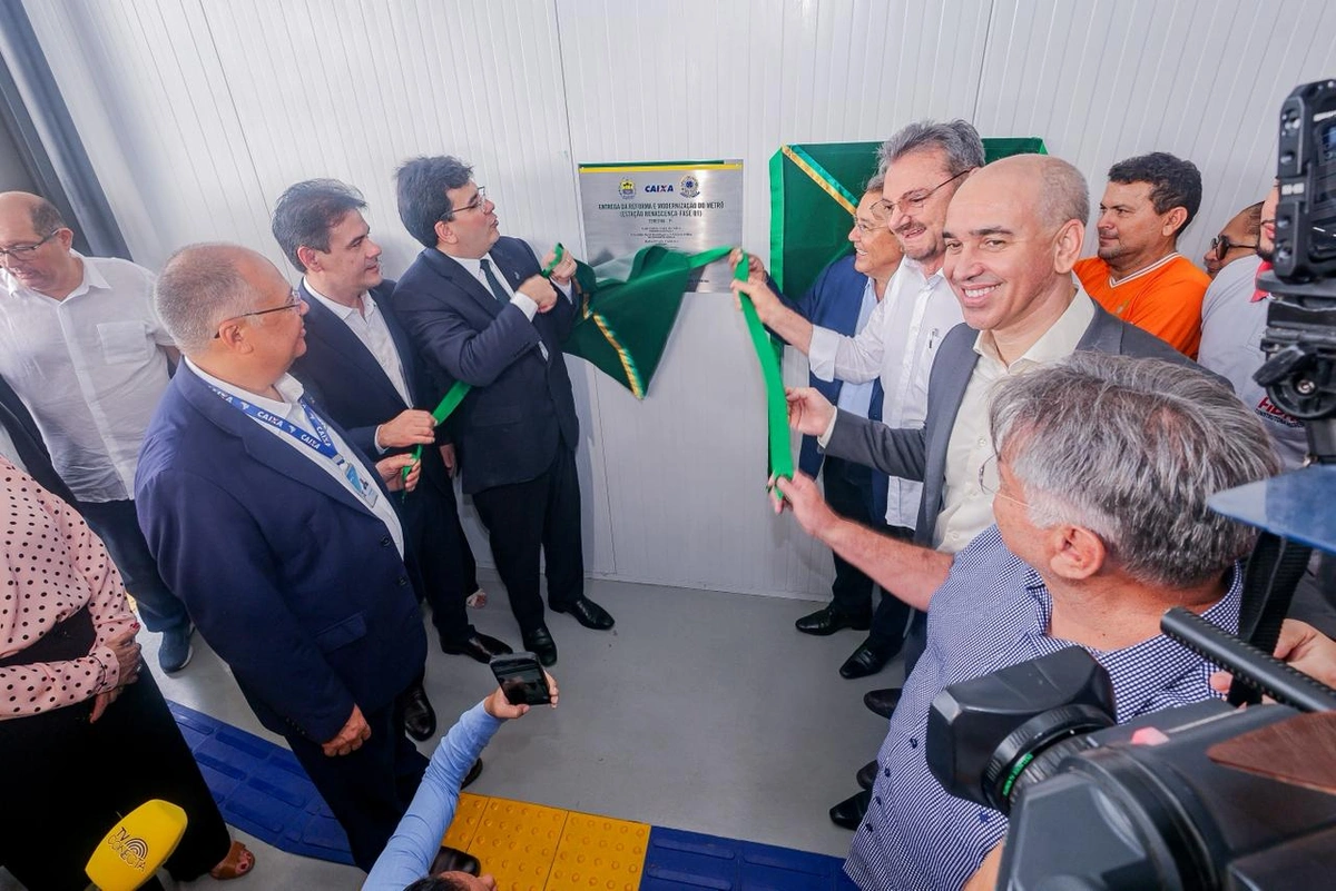 Governador Rafael Fonteles inaugurando a Estação Renascença
