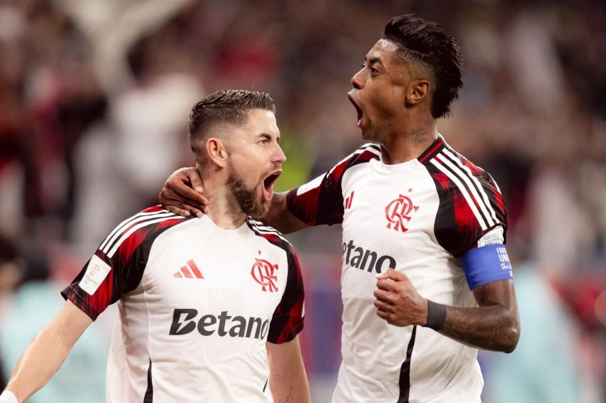 Jorginho e Bruno Henrique comemoram gol de empate do Flamengo