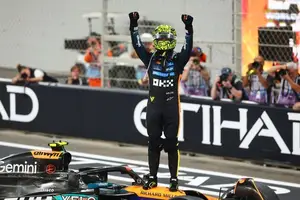 Lando Norris comemora o título mundial da Fórmula 1, em Abu Dhabi (Foto: imagem de reprodução)