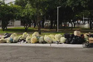 Lixo em praça de Teresina aguardando coleta (Foto: Reprodução)