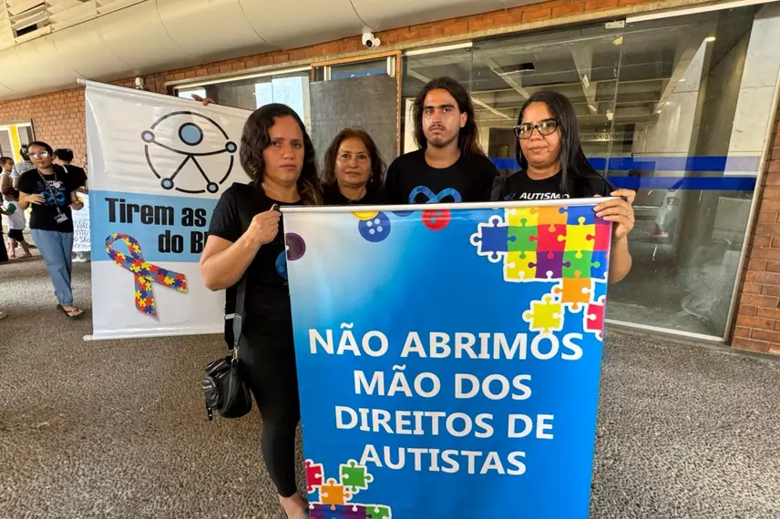 Mães atípicas protestam na Alepi contra cortes no BPC e cobram apoio ao PL que impede suspensões abusivas