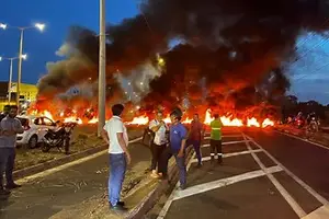 Manifestantes interditam BR-316 em Teresina; protesto tem relação com o latrocínio de açougueiro (Foto: Reprodução)