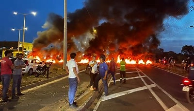 Manifestantes interditam BR-316 em Teresina; protesto tem relação com o latrocínio de açougueiro