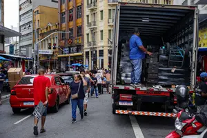 Movimentação na região da 25 de Março, que reúne trabalhadores do comércio e consumidores em São Paulo (Foto: Allison Sales)