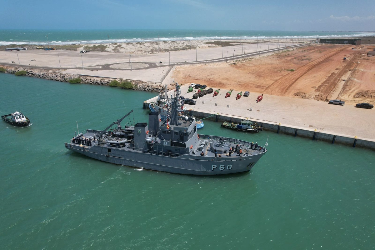 Navio-patrulha Bracuí atraca no cais da Companhia Porto Piauí