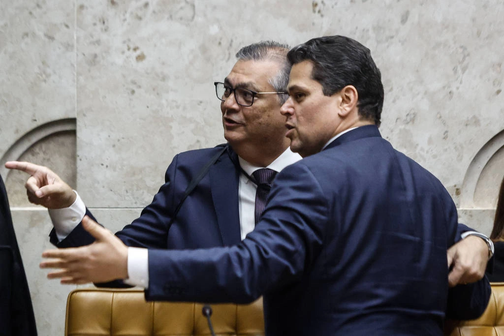 O ministro do Supremo Tribunal Federal (STF) Flávio Dino e o presidente do Senado, Davi Alcolumbre (União Brasil-AP), durante solenidade na corte em fevereiro