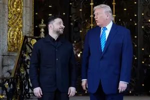 O presidente da Ucrânia, Volodymyr Zelensky, ao lado do presidente dos Estados Unidos, Donald Trump, em reunião na Flórida (Foto: Reprodução | AP Photo/Alex Brandon)