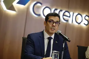 O presidente dos Correios, Emmanoel Rondon, durante uma coletiva de imprensa em Brasília (Foto: Reprodução | Pedro Ladeira/Folhapress)