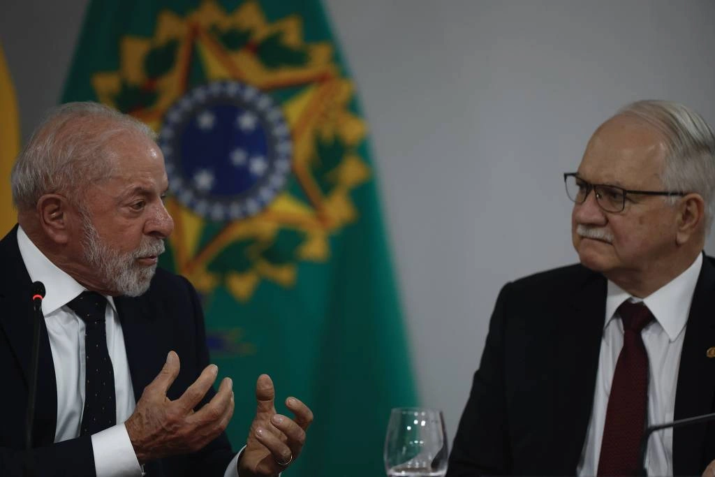 O presidente Lula (PT) ao lado do presidente do STF, Edson Fachin, durante reunião para tratar de medidas de combate à violência contra a mulher nesta terça-feira (16) no Palácio do Planalto