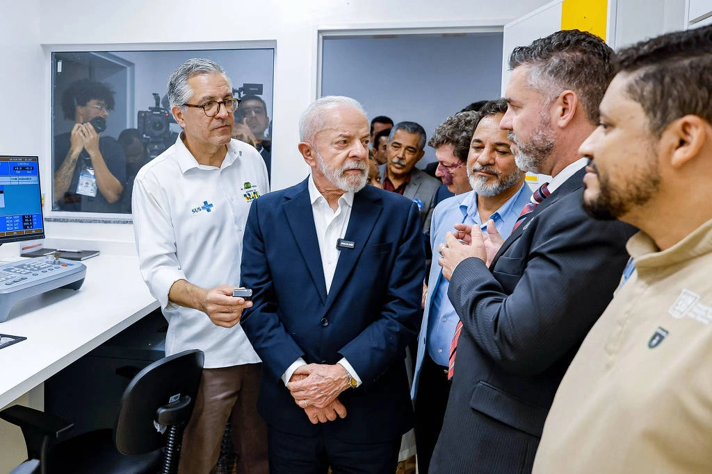 O presidente Lula (PT) durante visita a hospital em Itabira (MG)