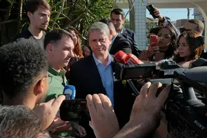 O senador Flávio Bolsonaro (PL-SP) e o governador Tarcísio de Freitas (Republicanos) em entrevista após visita a Jair Bolsonaro (PL), em setembro (Foto: Reprodução)