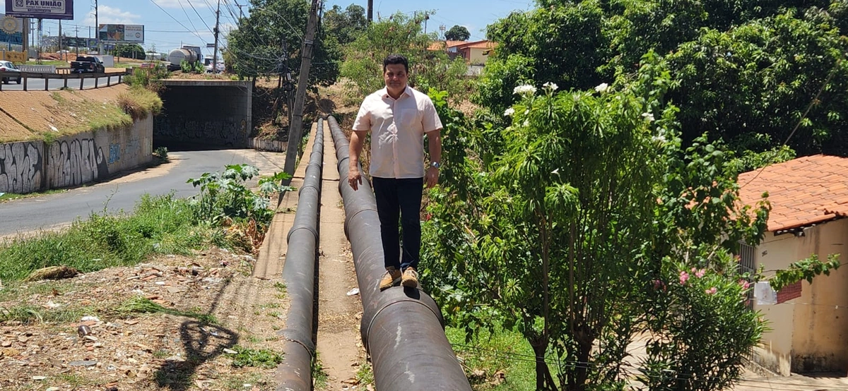 Passagem de adutora oferece perigo para quem passa por cima dela
