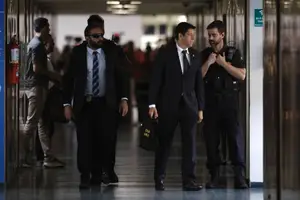 Policiais federais deixam gabinete da assessoria da presidência da Câmara dos Deputados após cumprirem mandado de busca e apreensão (Foto: Reprodução)