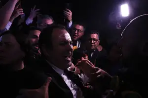 Policiais legislativos da Câmara dos Deputados empurram deputados e jornalistas durante confusão envolvendo o deputado Glauber Braga (Foto: Reprodução)