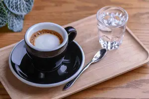 Por que o café vem com um copo de água? A resposta é mais importante do que parece (Foto: Reprodução)