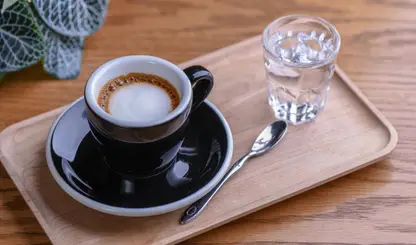 Por que seu café vem com água? Spoiler: não é brinde, é estratégia