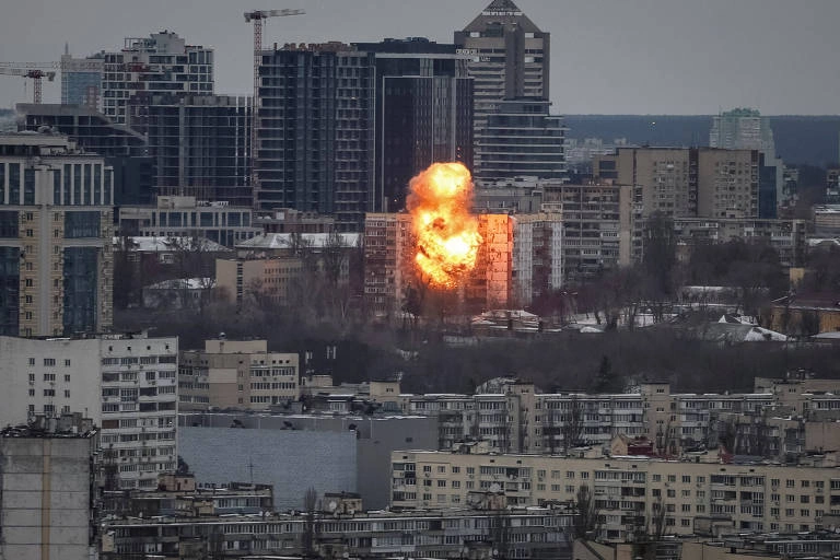 Prédio residencial é atingido durante um ataque russo com mísseis e drones, em meio à ofensiva da Rússia contra a Ucrânia, em Kiev