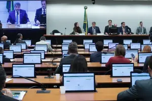 Proposta prevê transição gradual em quatro anos, sem redução salarial, e segue agora para votação em dois turnos no Plenário (Foto: Senado Federal)
